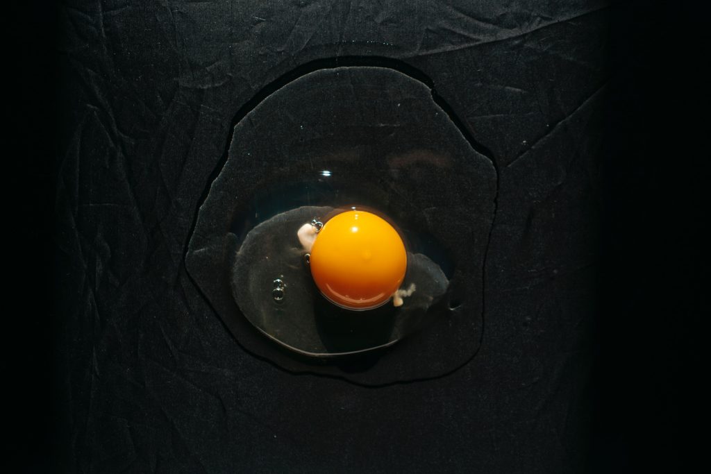 uovo crudo fondo nero
